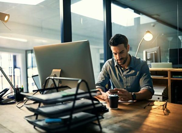 Software de monitoreo de empleados para Un empleado en teletrabajo se distrae con el móvil