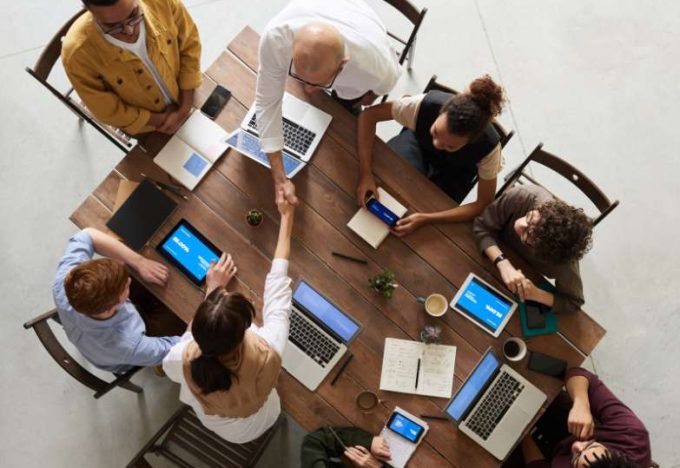 contador de horas de trabajo y supervision de empleados Equipo de trabajo está feliz porque lleva el perfecto control de las horas trabajadas