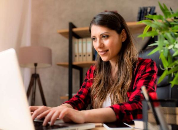 mujer empleada lleva el control de las horas trabajadas para la empresa usando una aplicación de windows