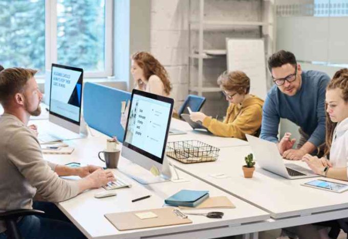 productividad de equipos en una oficina contador de horas de trabajo. Monitorear teletrabajo eficaz y llevar un pleno control de horas trabajadas.